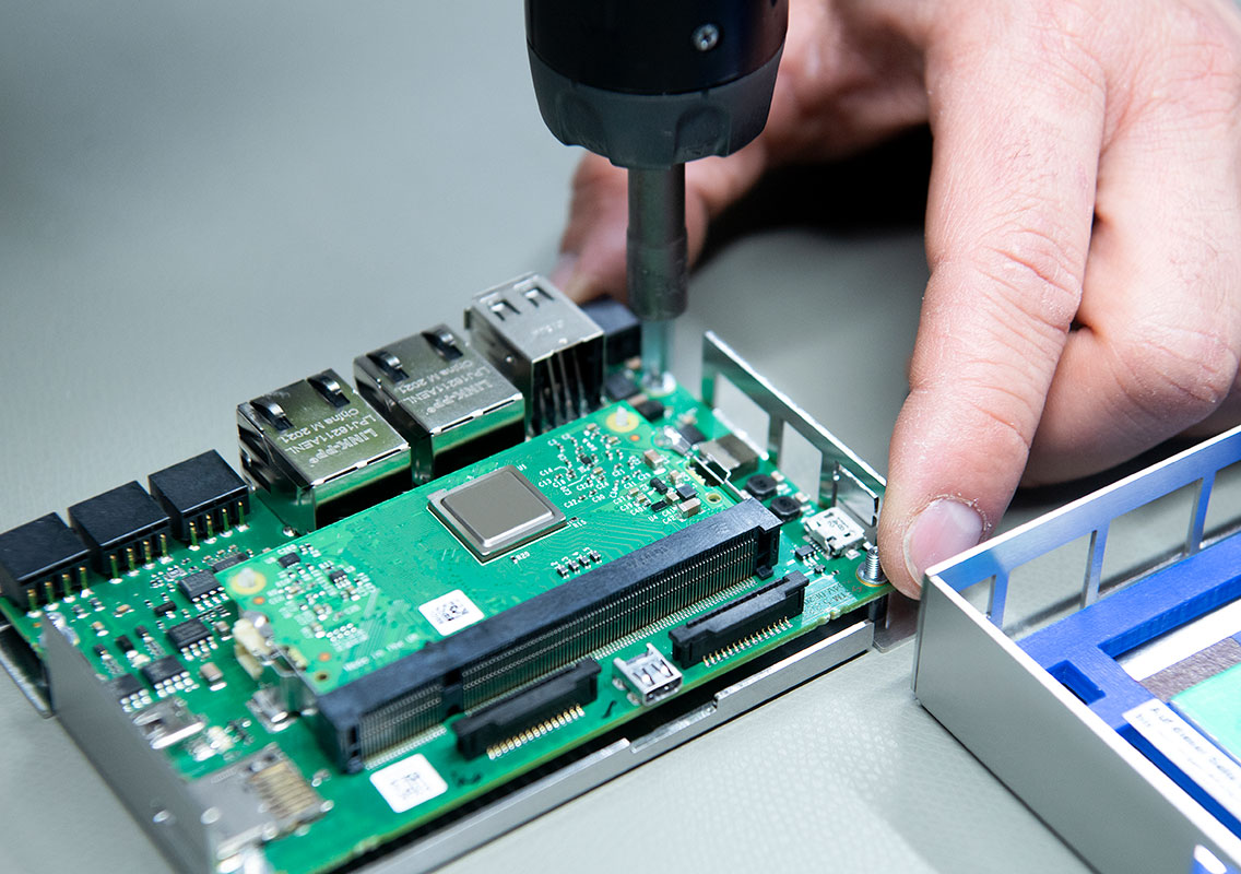 A Pi-Tron CM3+ modul végső összeszerelése Kontron Electronics Frickenhausen
