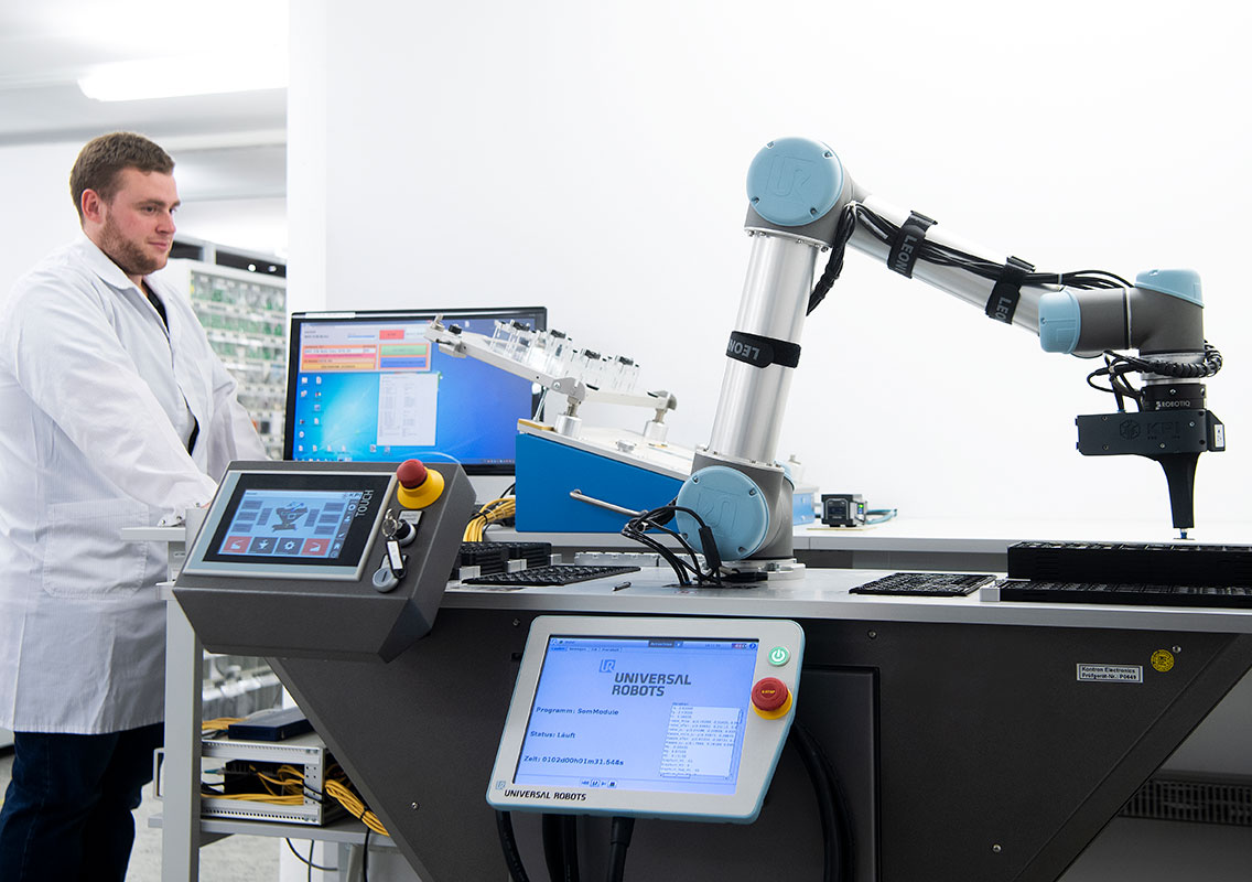 A robot intenzív minőségi és működési teszteknek veti alá a SoM-ot Kontron Electronics Frickenhausen