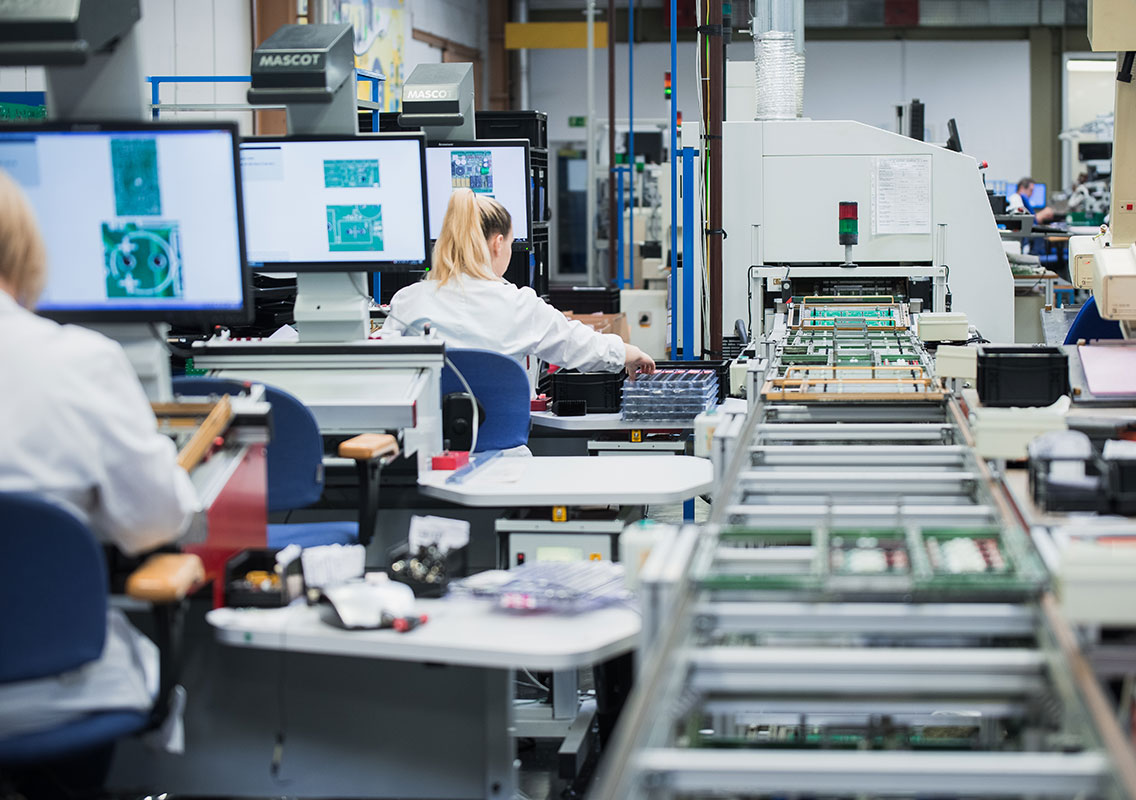 THT alkatrészek kézi PCB összeszerelése Iskratel EMS Szlovénia