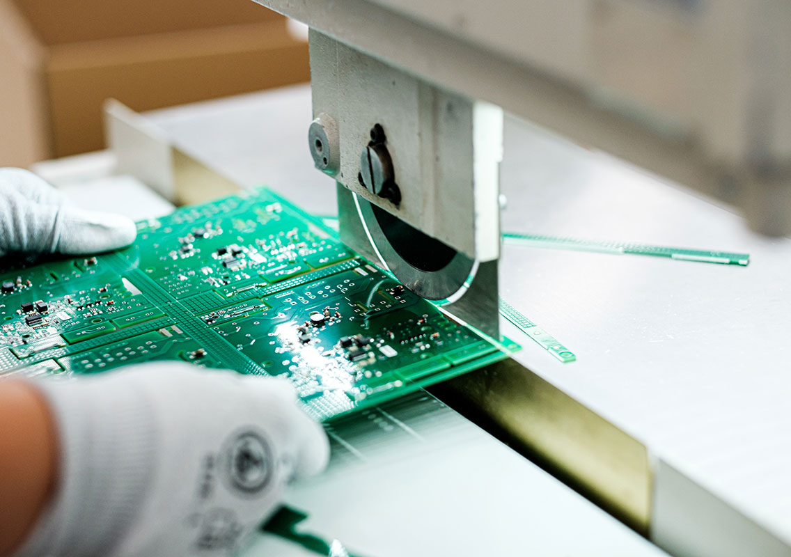 Nyomtatott áramköri lapok depanelling gépei Kontron Electronics Hungary Pécs